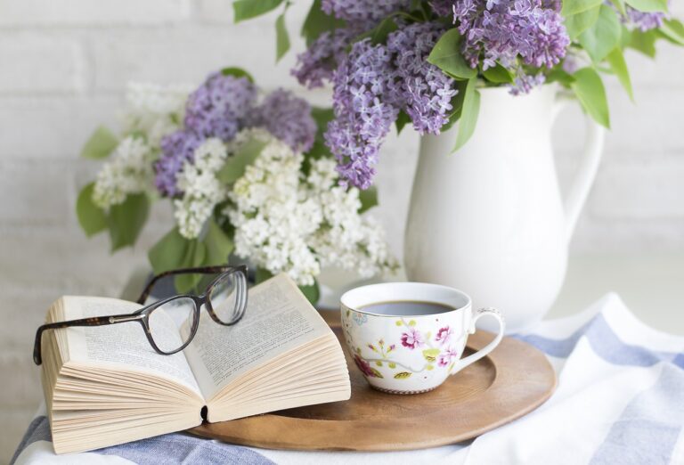 coffee, book, flowers, setting, flower background, nature, romantic, rustic, beautiful flowers, flower wallpaper, teacup, vintage, home, reading, lifestyle, cozy, relaxing, lilac, table, glasses, roślinne zwiastuny pór roku, wskaźniki roślinne w ogrodnictwie